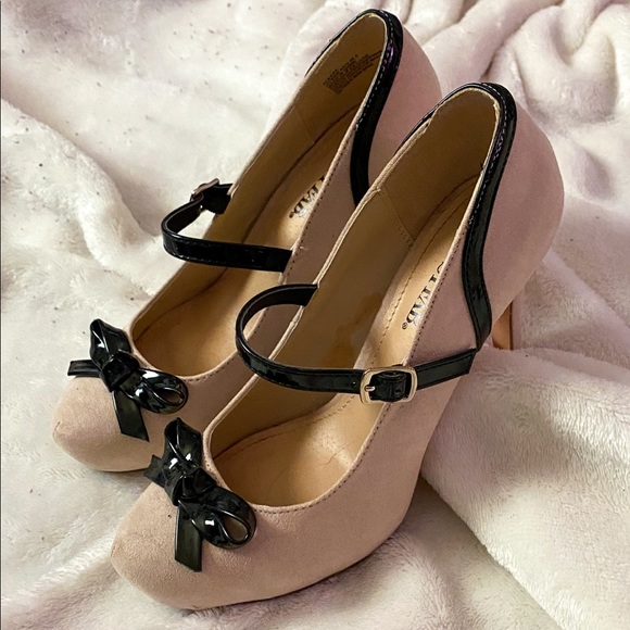 Cream heels with a black bow. - Picture 2 of 3